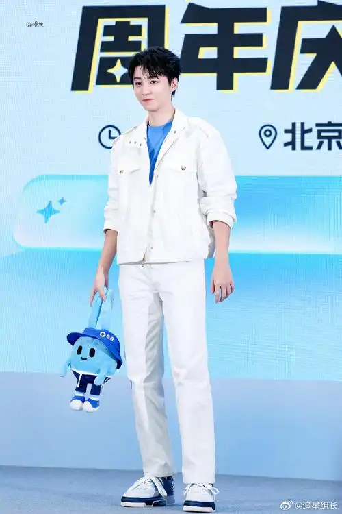 王俊凯白色牛仔清爽感