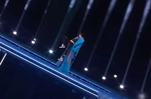 王一博在湖南跨年夜的演出太不容易,吊威亚飞百米高空让人心疼!