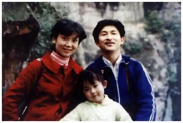 童年时期的谢娜在面对镜头的时候就很会摆造型了,笑容甜美可爱,还有这