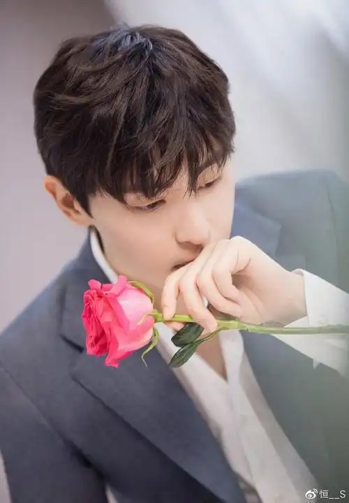 网友偶遇邓伦打篮球真的太接地气了这个肌肉线条太绝了