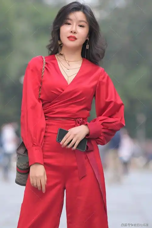 摄影:红色套装穿起来又a又飒, 尽显女王气场_衣服