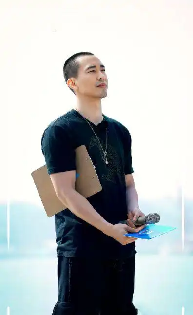 徐静蕾黄立行罕见合体现身衣着低调随性休闲老夫老妻既视感