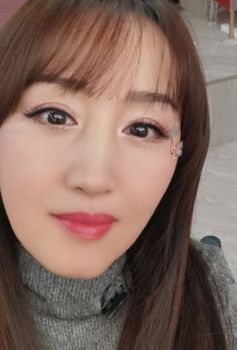 杨钰莹晒美照,对镜浅笑蝴蝶妆容吸睛