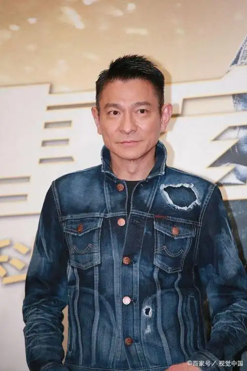 刘德华一身牛仔,男神魅力不减,与刘青云相隔17年再飙演技