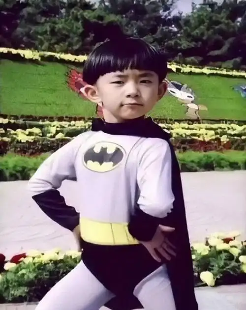 易烊千玺海量童年照曝光露齿比v灿笑阳光又可爱