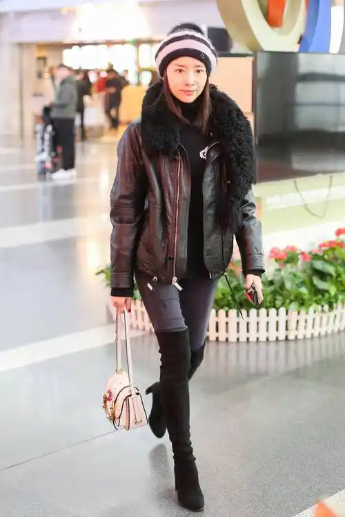 原创董洁又素颜走机场穿皮夹克配牛仔裤过膝长靴时髦洋气又显嫩