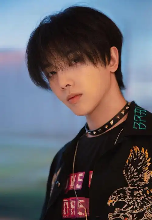 青春少年华晨宇帅气写真