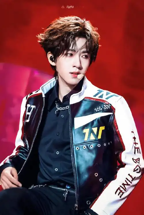 18 | 时代少年团叁重楼出道四周年演唱会帅炸啦@时代少年团-贺峻霖