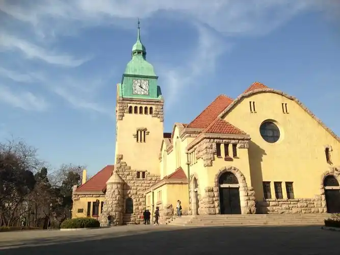 青岛基督教堂(远景是网上down的) 还有天主教堂也很漂亮   显示全部