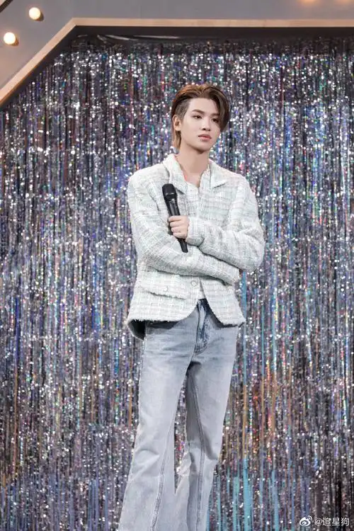 黄明昊小香风造型