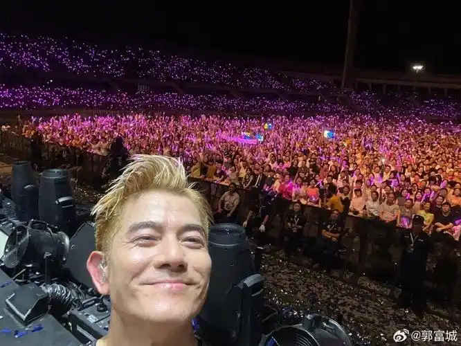 在海口演唱会最后的合照环节,郭富城和台下的观众撒娇说"我很想和你