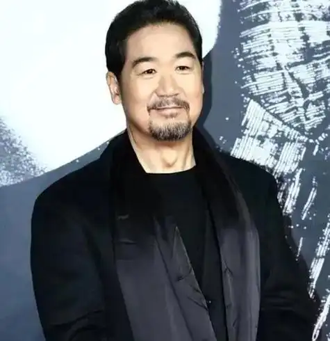 张国立出去爬山被人发现后脑勺秃了一大块网友这是帽子没戴好