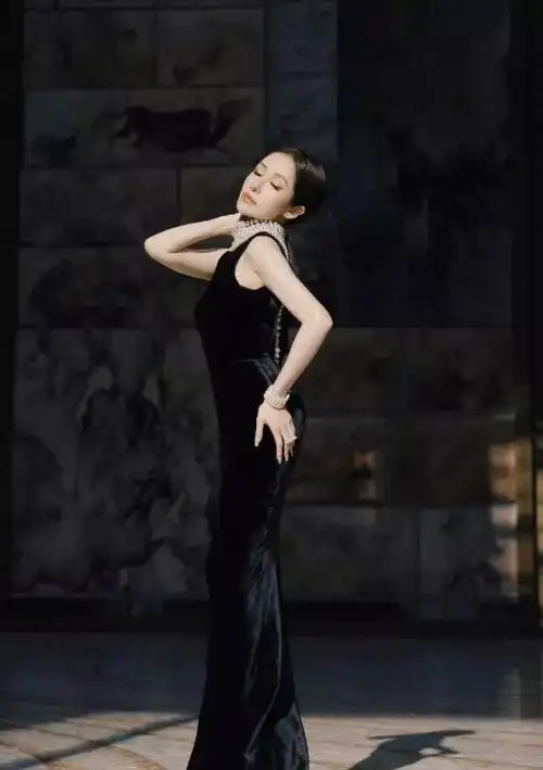 萧亚轩现身活动现场黑色修身裙尽显女神气质