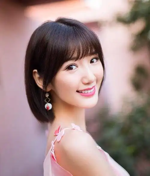 吸烟成瘾的7位女艺人,个个看起来很"清纯",背地里竟是老烟枪