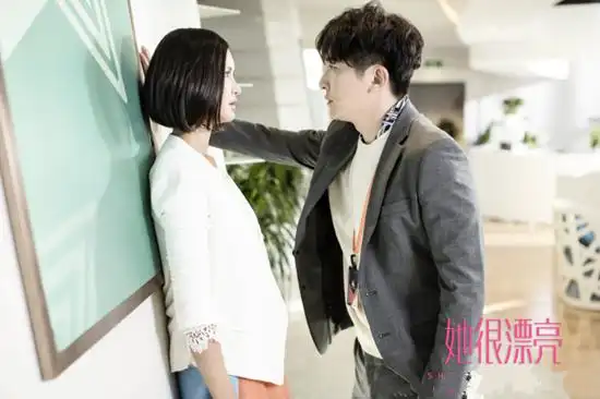 新浪娱乐讯 由张歆艺[微博],郭京飞领衔主演的电视剧《她很漂亮》