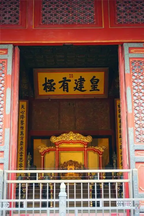 面阔9间的保和殿比中和殿大了不少,所以作用肯定也比中和殿重要.