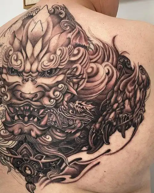 半背唐狮纹身图片_背部新传统半背唐狮新传统纹身图案