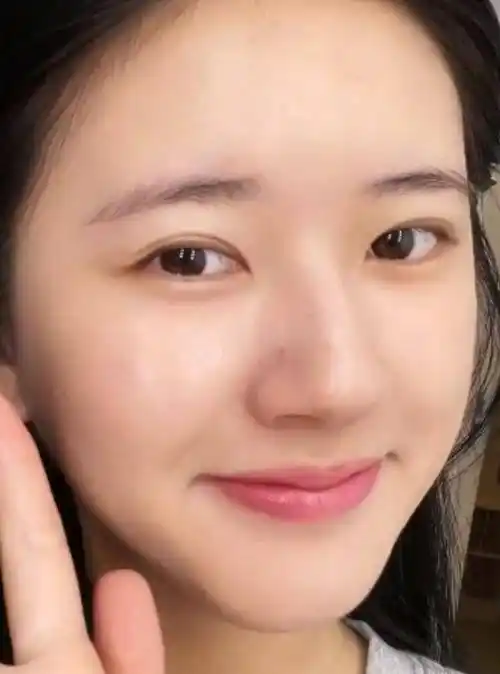 素颜拍视频,无美颜画面被疯狂截图,这皮肤状态让人看愣了_女明星_长相