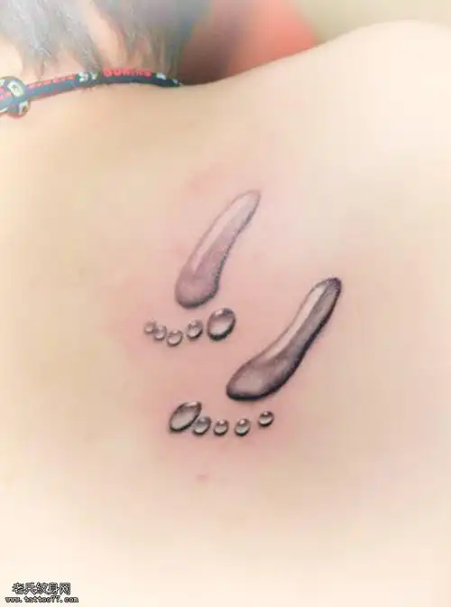 一张漂亮的水滴脚印纹身图案