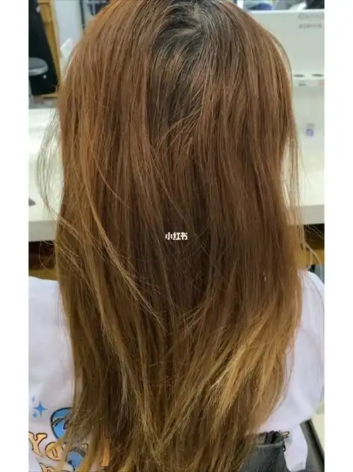这款雾灰棕色,打配上线染,真的减龄又洋气啦,奶茶灰棕整体棕调为主调