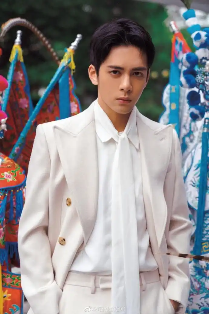 海报星图超话曾舜晞超话最新写真大片今日释出在碧水绿植的风景包围下