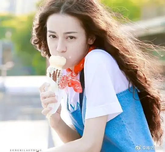 迪丽热巴六一晒自拍