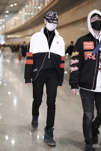 赖冠霖戴口罩遮挡严实 穿运动装低头疾走