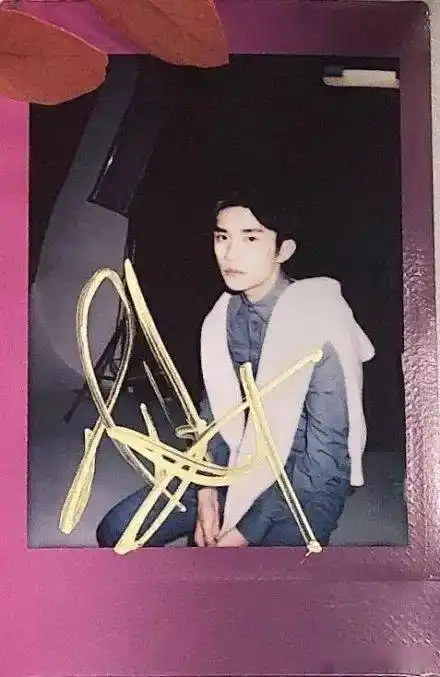 易烊千玺的这些不常见拍立得照片 ,每一张都想拥有!_成长_少年_感觉