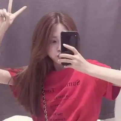 2021年最潮女生拿手机头像