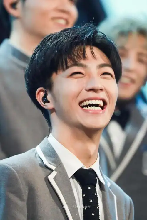 在《偶像练习生》中第一次出现在大众的视野里,笑起来眼睛眯成一条线