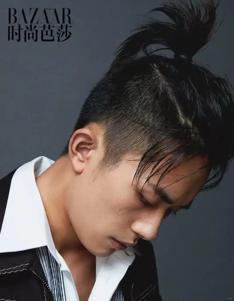 易烊千玺拍写真时没有把胡子刮干净,粉丝修图时表示很心动