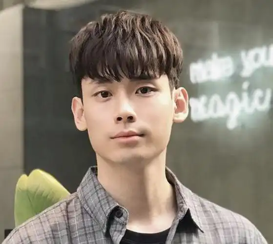 八字刘海教程男生八字刘海时尚帅气