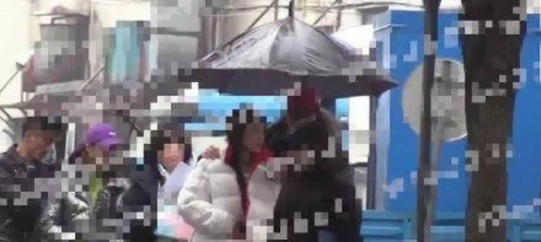 虽然年龄长相不太匹配,但艾伦的家世背景还挺雄厚的,据说是马来西亚的