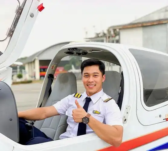 机长不仅帅气有颜,还爱健身和运动,胸肌和腹肌让他化身空中男神