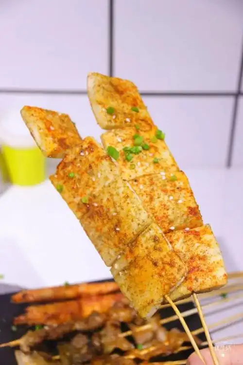 烧烤必点的金针菇,香嫩的烤土豆,爽脆弹牙的千页豆腐,玉米粒…不怕踩