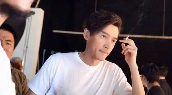了,别看胡歌平时给人的感觉非常的时尚稳重,其实胡歌也非常的爱抽烟
