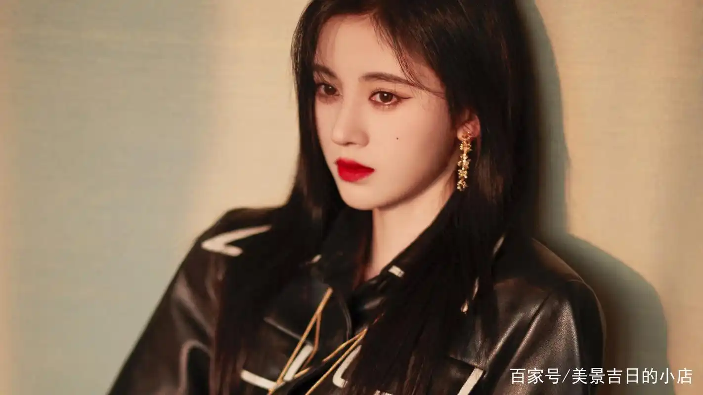 鞠婧祎黑酷皮衣酷飒写真,可甜可盐,魅力四射,让人怦然心动!