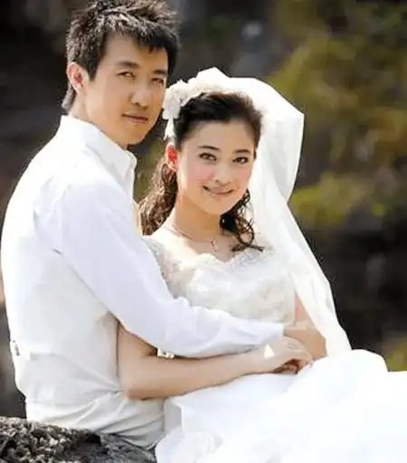 鄢颇罕见晒与妻子合照庆祝结婚四周年,妻子身份首度曝光_李呈媛_生活