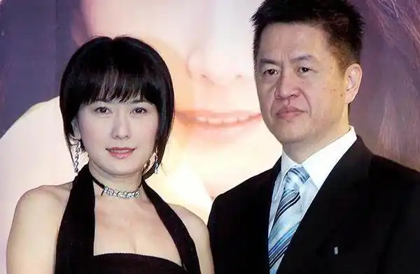 她52岁依旧是最美"仙妻",前夫传再婚短信后竟说