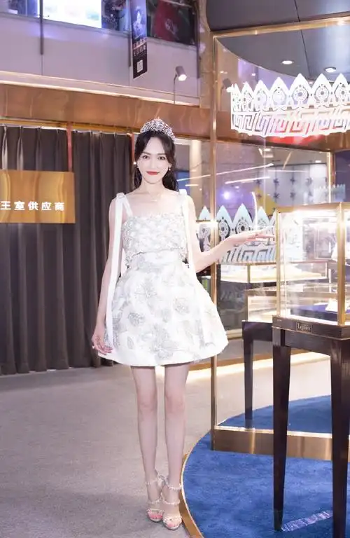 唐嫣王冠同台主持东方卫视春晚