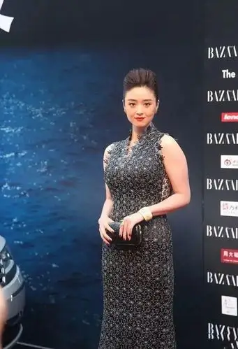 蒋欣也是大骨架美人穿印花裙优雅端庄贵妇风盘发更霸气