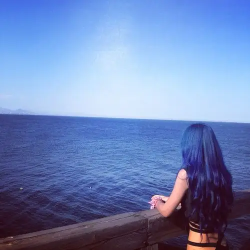 背影 大海.蓝色 发型 卷发