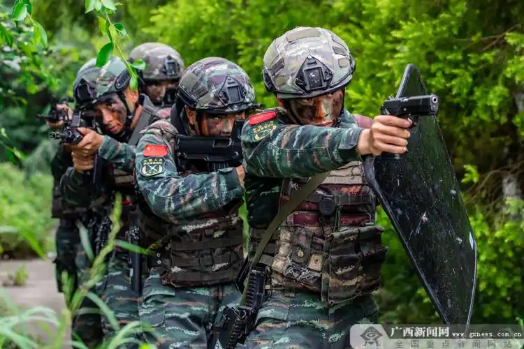 北海武警特战队员开展反劫持战斗演练17