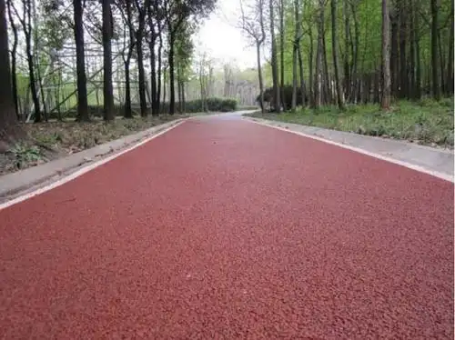 透水性沥青路面只是在表面层采用透水沥青,底层依旧是普通沥青.