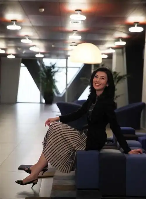 李红,不愧为央视《海峡两岸》美女主持人,穿衣搭配起来就是漂亮