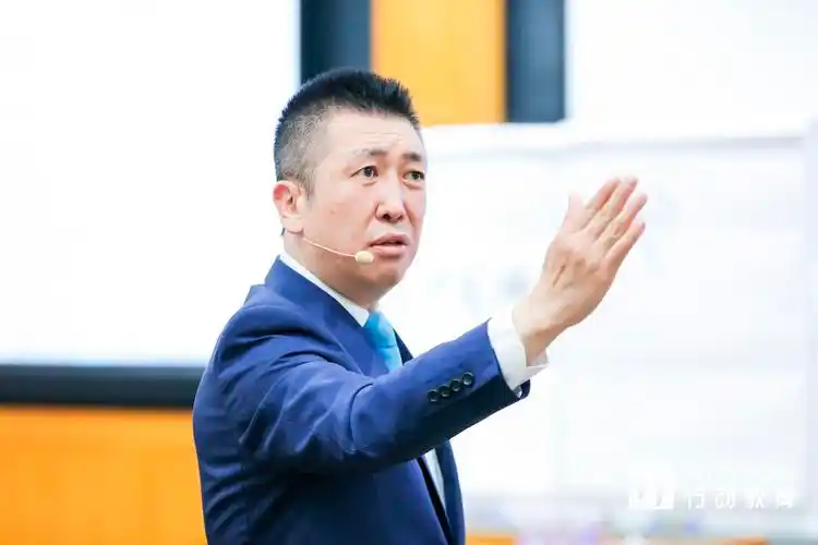 关于行动 > 公司介绍 从此,此生只做一件事:整合人才与知识,帮助中小