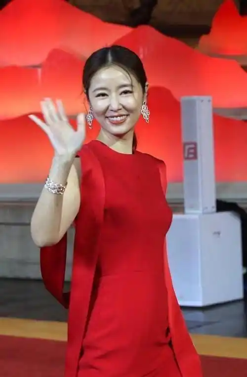 喜欢穿红色衣服的人很多,林心如就是其中之一.