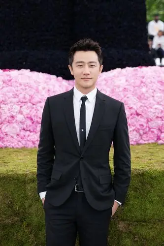 黄轩现阵dior homme男装秀 黑色西装优雅有型