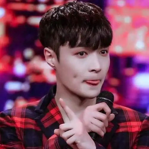 张艺兴的长相非常帅气,性格又给人非常乖的感觉,艺兴的酒窝长得