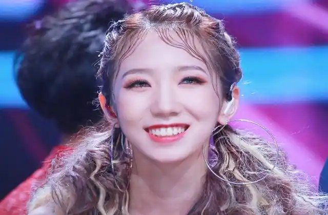 孟美岐性感可爱写真,清新可爱,尽显青春洋溢